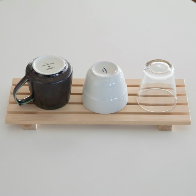 青森ひば　キッチンすのこ小　使用イメージ　コップ