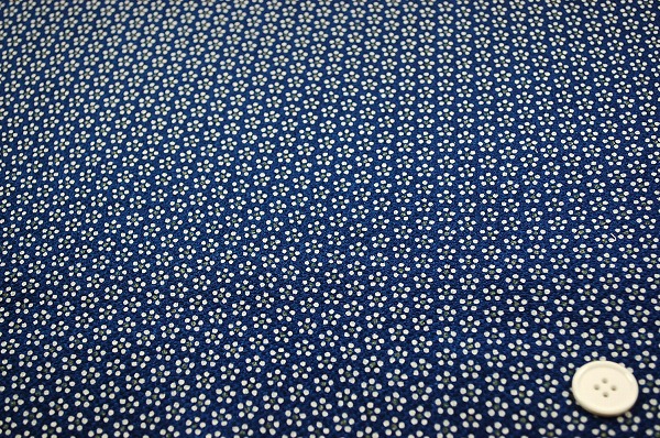 【完売しました】梅小紋 江戸小紋柄のレーヨンちりめん生地 星梅鉢 紺色 ネイビー　約７０ｃｍ×約５０ｃｍカット　(0643-09)