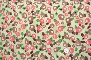 レトロなちりめん友禅 金彩生地 可愛い椿柄 つばきの和風生地 クリーム色地　約７０ｃｍ×約５０ｃｍカット　(0647-59)