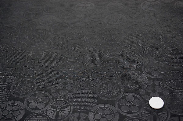 綸子 りんず 和風生地 和柄生地 着物の生地 和布（家紋 メタル加工）黒色(0649-41)