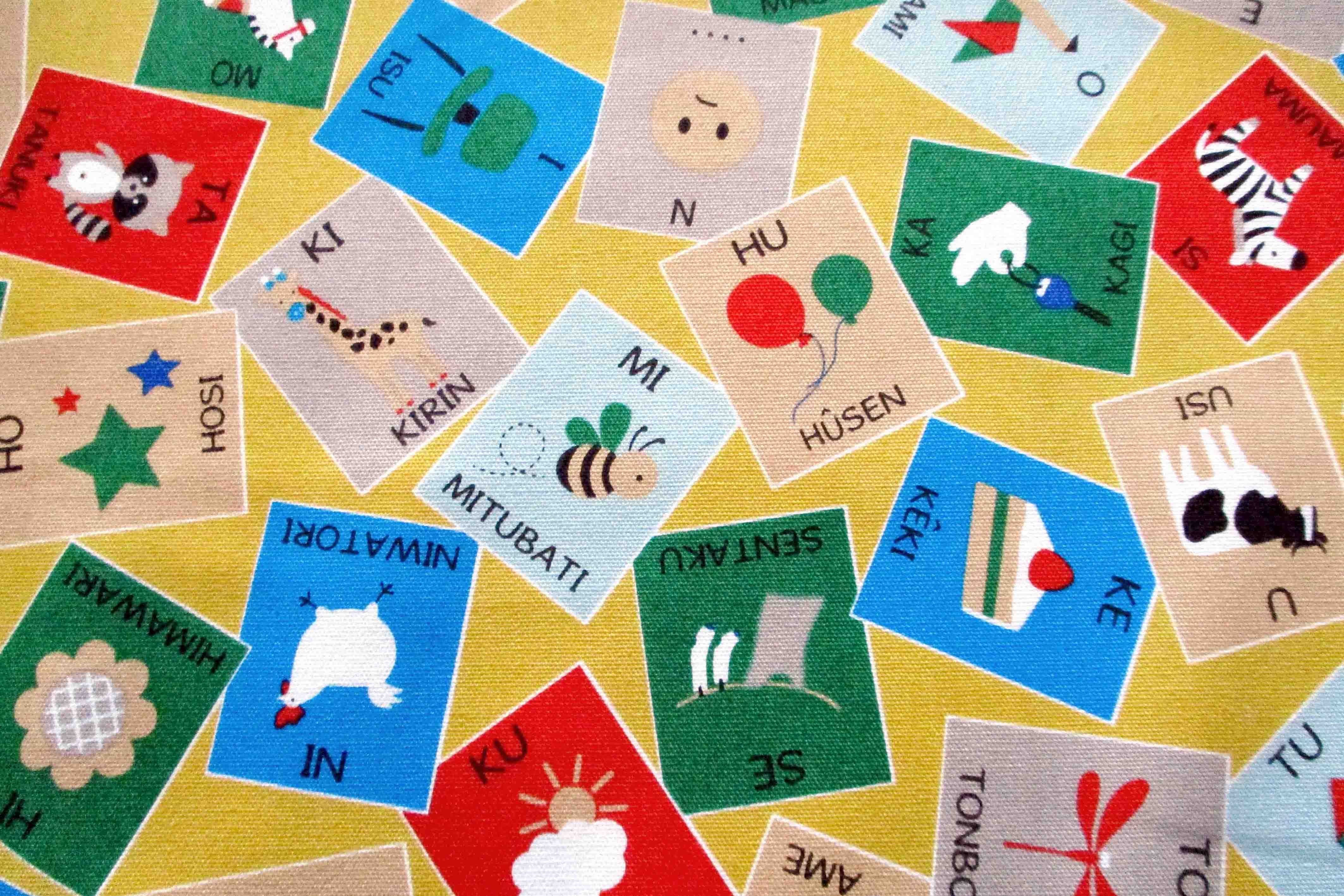 お子様の通園 通学グッズ 子供部屋に最適な コットンオックス ローマ字 カード柄 カラシ 生地通販 布販売 江戸ッ子