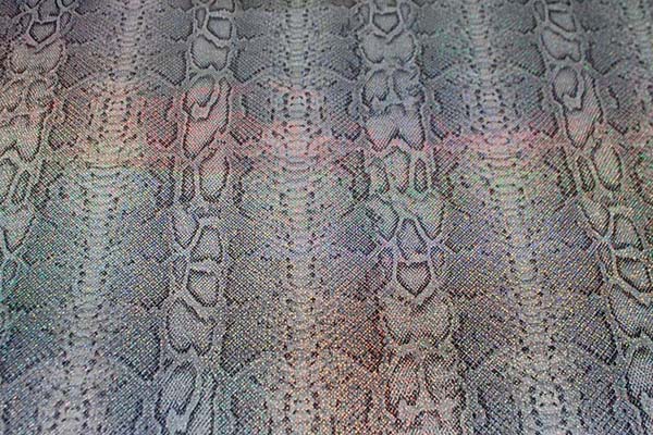 多彩に輝くホログラムのロイヤルスムース　パイソン柄（大蛇）　グレー系　＝お取り寄せ商品のため即出荷は不可能となります＝