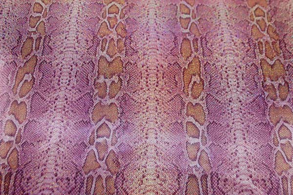 多彩に輝くホログラムのロイヤルスムース パイソン柄 大蛇 ピンク系