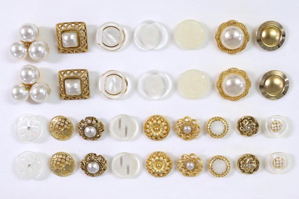 メーカー廃番品　ヴィンテージ　ジルコニア入　アンティークボタン　ホワイト・ゴールド系４１　（１6組）