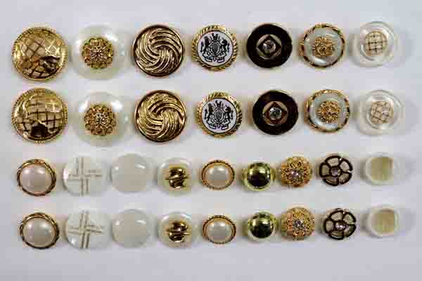 メーカー廃番品　ヴィンテージ　ジルコニア入　アンティークボタン　ホワイト・ゴールド系４２　（１6組）