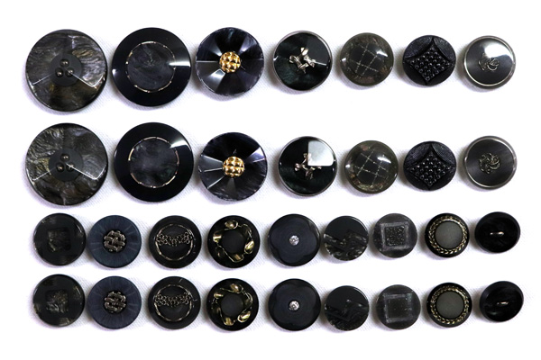 メーカー廃番品　ヴィンテージ　ジルコニア入　アンティークボタン　グレー系３９　（１６組）