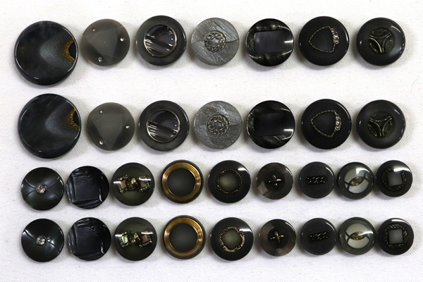 メーカー廃番品　ヴィンテージ　ジルコニア入　アンティークボタン　グレー系４０　（１６組）