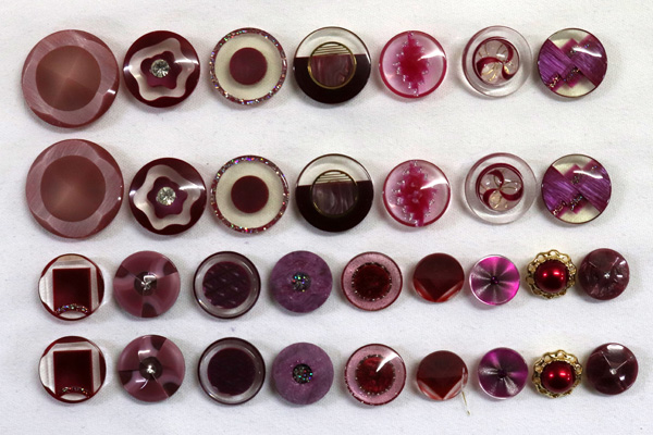 メーカー廃番品　ヴィンテージ　ジルコニア入　アンティークボタン　ダークレッド系５５　（１６組）
