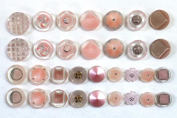 メーカー廃番品　ヴィンテージ　ジルコニア入　アンティークボタン　ピンク系６５　（１６組）