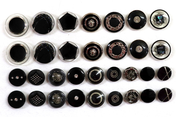 メーカー廃番品　ヴィンテージ　ジルコニア入　アンティークボタン　ブラック系４７　（１６組）