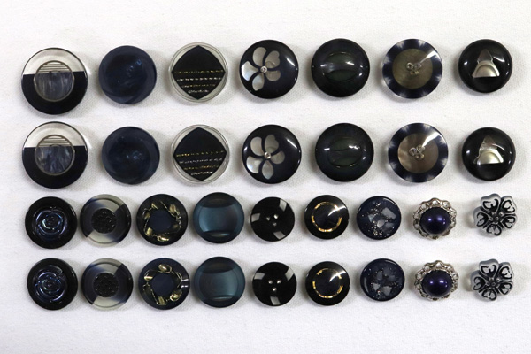 メーカー廃番品　ヴィンテージ　ジルコニア入　アンティークボタン　ネイビー系３８　（１６組）