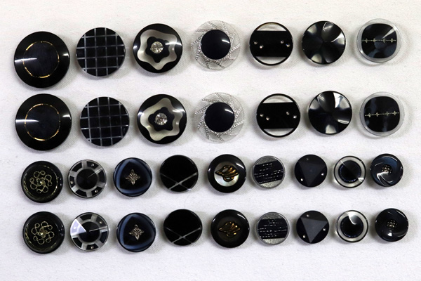 メーカー廃番品　ヴィンテージ　ジルコニア入　アンティークボタン　ネイビー系３９　（１６組）