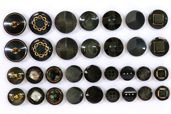 メーカー廃番品　ヴィンテージ　ジルコニア入　アンティークボタン　ダークグリーン系３７