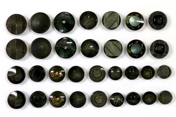 メーカー廃番品　ヴィンテージ　ジルコニア入　アンティークボタン　ダークグリーン系４４　（１6組）