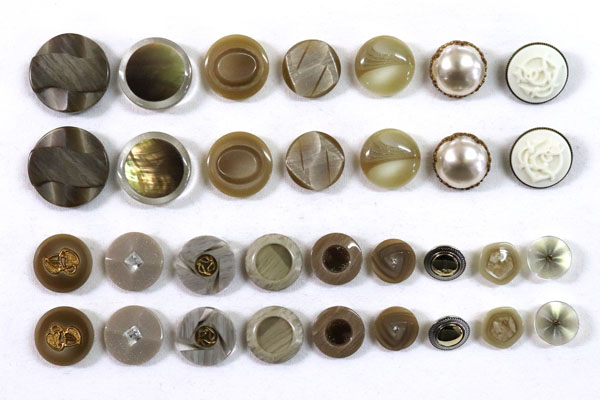 メーカー廃番品　ヴィンテージ　ジルコニア入　アンティークボタン　ベージュ系４５