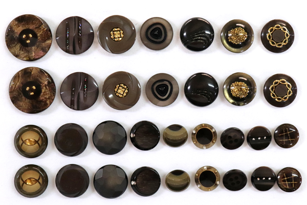 メーカー廃番品　ヴィンテージ　ジルコニア入　アンティークボタン　ダークブラウン系５４