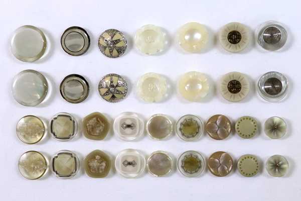 メーカー廃番品　ヴィンテージ　ジルコニア入　アンティークボタン　ベージュ系６０