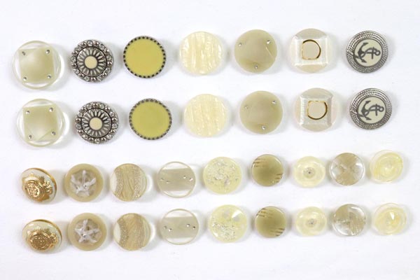 メーカー廃番品　ヴィンテージ　ジルコニア入　アンティークボタン　ベージュ系６４　（１6組）