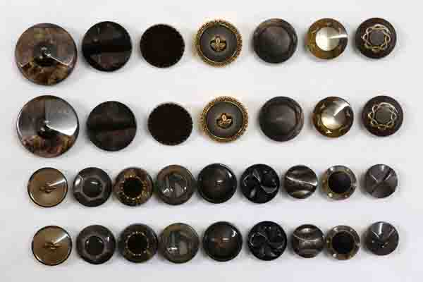 メーカー廃番品　ヴィンテージ　ジルコニア入　アンティークボタン　ダークブラウン系６７　（１6組）