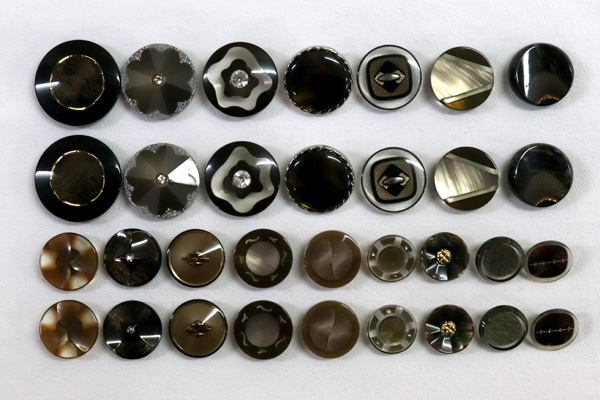 メーカー廃番品　ヴィンテージ　ジルコニア入　アンティークボタン　ダークブラウン系６８　（１６組）