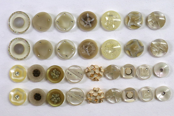 メーカー廃番品　ヴィンテージ　ジルコニア入　アンティークボタン　アイボリー系７１　（１６組）
