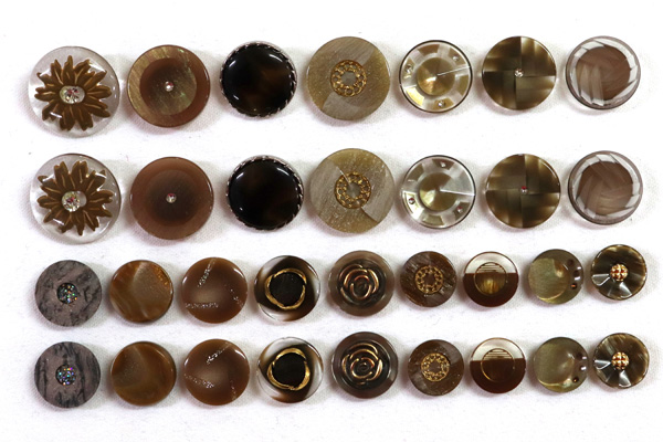 メーカー廃番品　ヴィンテージ　ジルコニア入　アンティークボタン　ブラウン・ベージュ系８４　（１６組）