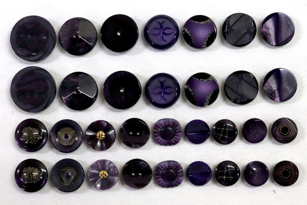 メーカー廃番品　ヴィンテージ　ジルコニア入　アンティークボタン　パープル系４１　（１６組）