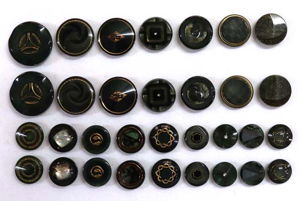 メーカー廃番品　ヴィンテージ　ジルコニア入　アンティークボタン　グリーン系GT06　（１６組３２個）　btgt06