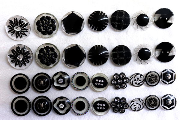 メーカー廃番品　ヴィンテージ　ジルコニア入　アンティークボタン　ブラック系GT133