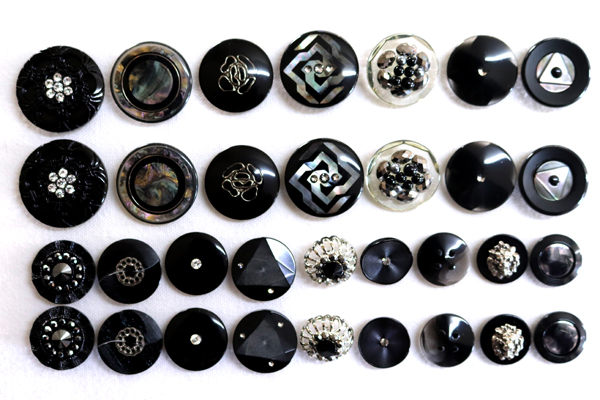 メーカー廃番品　ヴィンテージ　ジルコニア入　アンティークボタン　ブラック系GT134