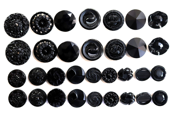 メーカー廃番品　ヴィンテージ　ジルコニア入　アンティークボタン　ブラック系GT135