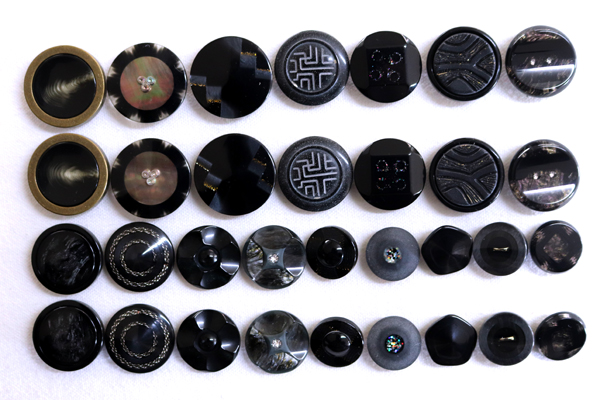 メーカー廃番品　ヴィンテージ　ジルコニア入　アンティークボタン　チャコールグレー系GT136