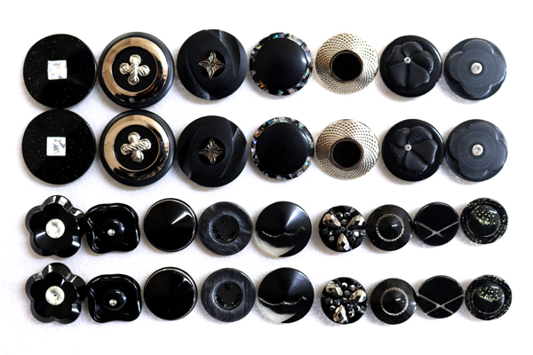 メーカー廃番品　ヴィンテージ　ジルコニア入　アンティークボタン　ブラック・グレー系GT137