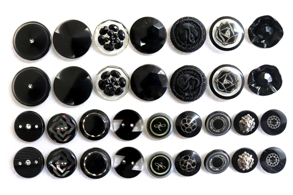 メーカー廃番品　ヴィンテージ　ジルコニア入　アンティークボタン　ブラック系GT138