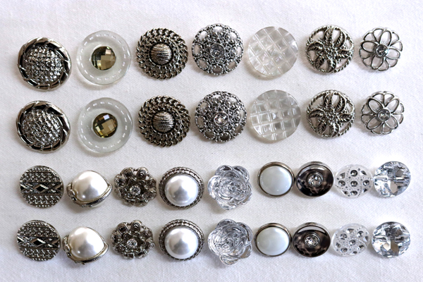メーカー廃番品　ヴィンテージ　ジルコニア入　アンティークボタン　シルバー系GT140