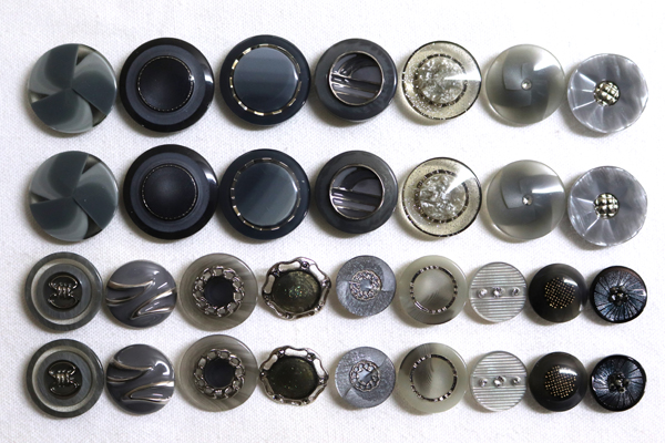 メーカー廃番品　ヴィンテージ　ジルコニア入　アンティークボタン　グレー系GT143　（１６組３２個）　btgt143