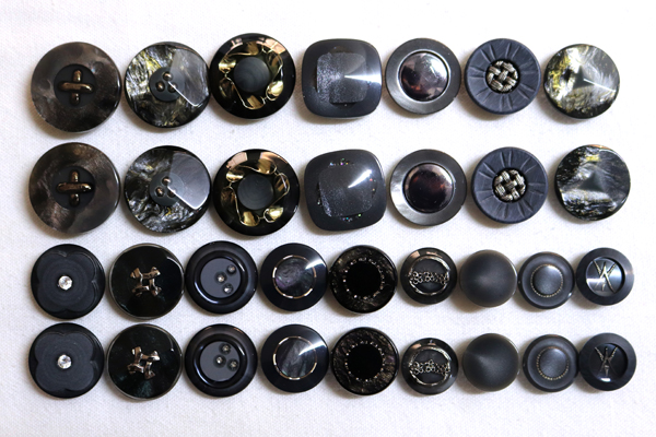 メーカー廃番品　ヴィンテージ　ジルコニア入　アンティークボタン　グレー系GT145　（１６組３２個）　btgt145