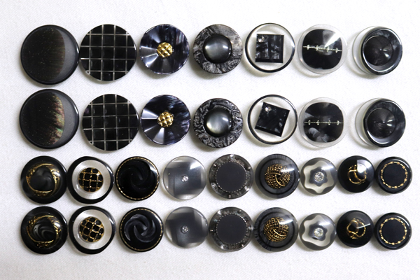 メーカー廃番品　ヴィンテージ　ジルコニア入　アンティークボタン　チャコールグレー系GT147　（１６組３２個）　btgt147