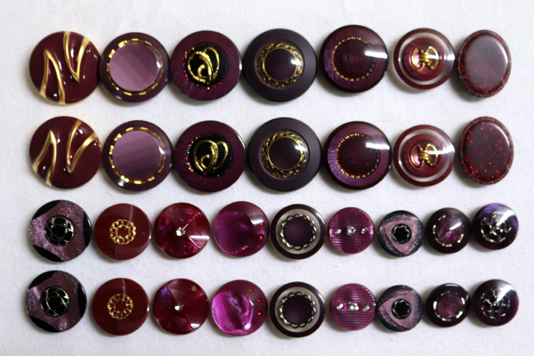 メーカー廃番品　ヴィンテージ　ジルコニア入　アンティークボタン　ダークレッド系GT148　（１６組３２個）　btgt148