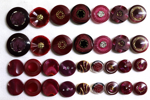 メーカー廃番品　ヴィンテージ　ジルコニア入　アンティークボタン　レッド系GT150　（１６組３２個）　btgt150