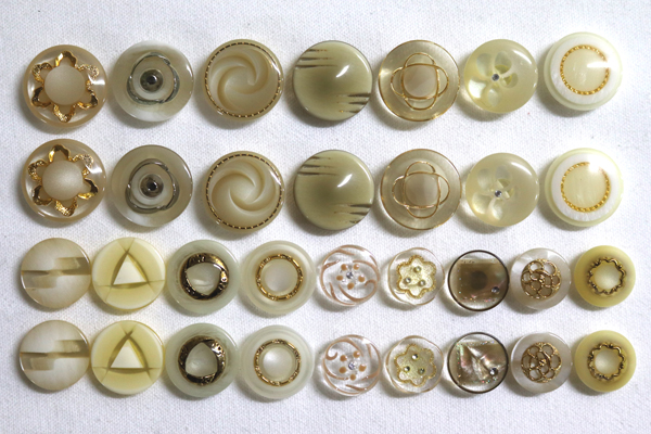 メーカー廃番品　ヴィンテージ　ジルコニア入　アンティークボタン　アイボリー系gt159