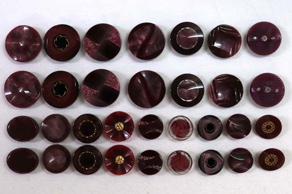 メーカー廃番品　ヴィンテージ　ジルコニア入　アンティークボタン　ダークレッド系GT18　（１６組３２個）　btgt18
