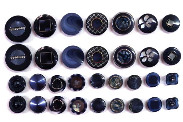 メーカー廃番品　ヴィンテージ　ジルコニア入　アンティークボタン　ネイビー系GT23　（１６組３２個）　btgt23