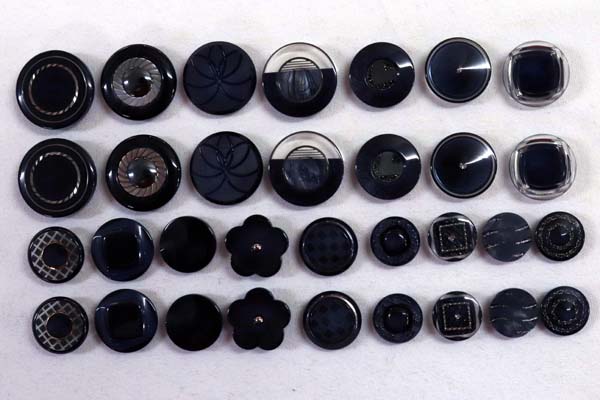 メーカー廃番品　ヴィンテージ　ジルコニア入　アンティークボタン　ダークネイビー系GT26　（１６組３２個）　btgt26