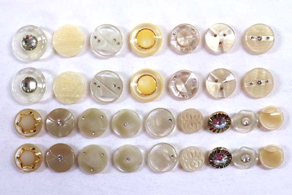 メーカー廃番品　ヴィンテージ　ジルコニア入　アンティークボタン　ベージュ系GT30　（１６組３２個）　btgt30