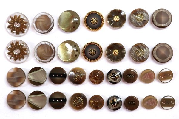 メーカー廃番品　ヴィンテージ　ジルコニア入　アンティークボタン　ウォールナット系GT33　（１６組３２個）　btgt33