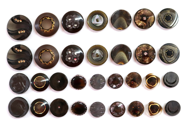 メーカー廃番品　ヴィンテージ　ジルコニア入　アンティークボタン　ダークブラウン系GT34　（１６組３２個）　btgt34