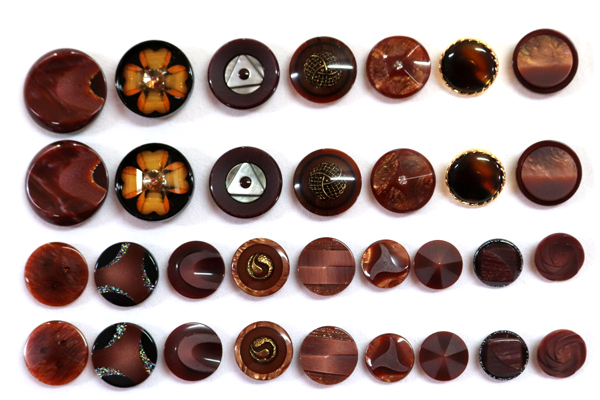 メーカー廃番品　ヴィンテージ　ジルコニア入　アンティークボタン　マロン系GT35　（１６組３２個）　btgt35