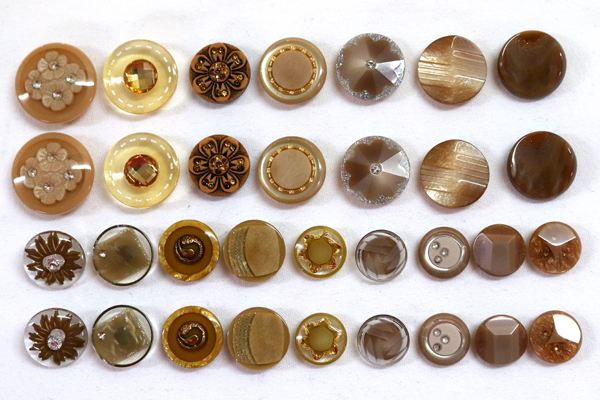 メーカー廃番品　ヴィンテージ　ジルコニア入　アンティークボタン　ベージュブラウン系GT36　（１６組３２個）　btgt36
