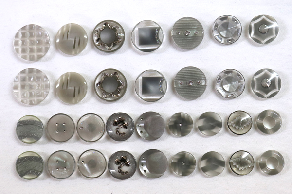メーカー廃番品　ヴィンテージ　ジルコニア入　アンティークボタン　ライトグレー系GT43　（１６組３２個）　btgt43